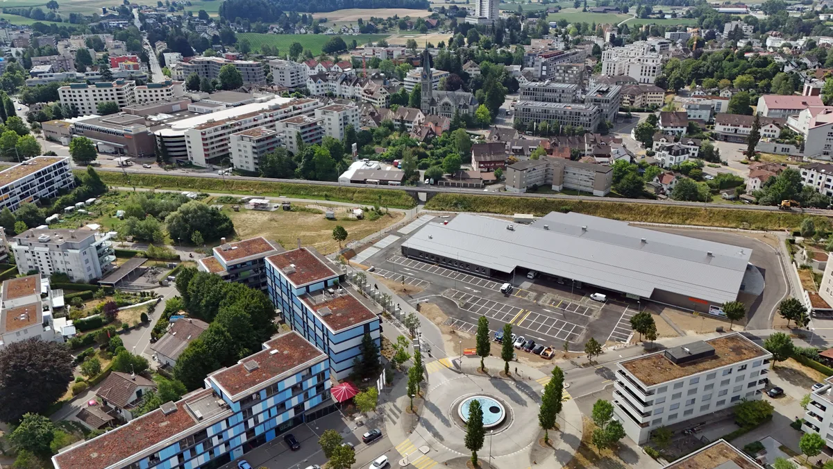 Nur einen Katzensprung entfernt: Der heutige Oberland Märt oben links und das Provisorium unten rechts im Bild. Oberland Märt und der neue Standort